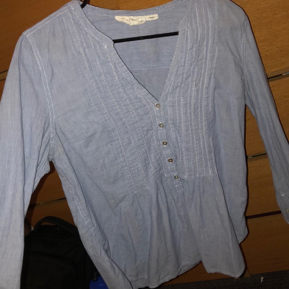 Cute blouse lightly worn